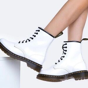 🖤Dr. Martens 1460 SMOOTH LEATHER LACE
UP BOOTS🖤VVEUC•$185